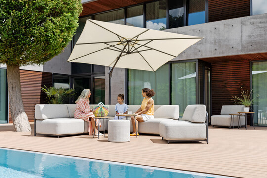 Beim modularen Lounge-System Tribe kommt elegantes Boucl zum Einsatz. 