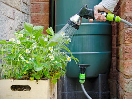 Bewässerungssysteme für Haus und Garten werden angesichts zunehmender Hitze und Trockenheit immer wichtiger. Die Nutzung von Regenwasser ist dabei ein zentrales Thema.