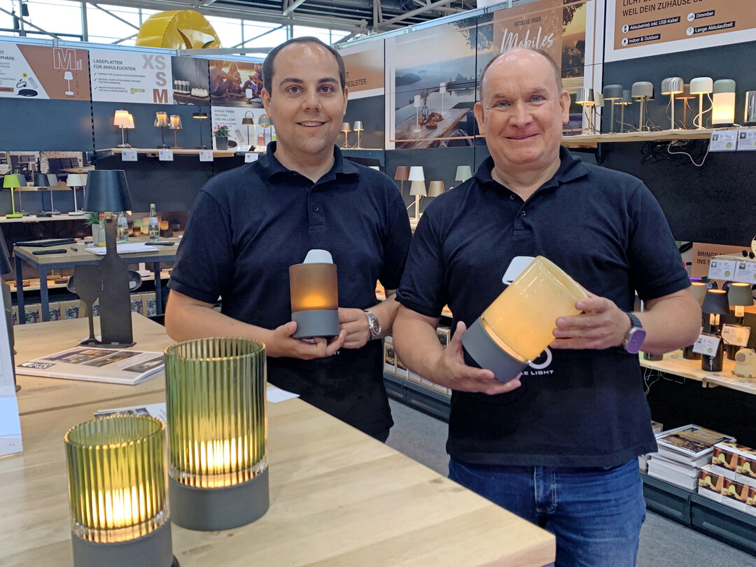FH Lighting, Arnsberg: Marcus Jeckel und seine Kollegen brachten zum ersten TrendSet-Auftritt ihre Neuheit Go mit. Die Akkuleuchten-Serie ist als Pendel, als Tischlicht, als Standleuchte und in weiteren Varianten lieferbar. 
<a href="https://www.fischer-honsel.de "  target="_blank" >www.fischer-honsel.de </a>