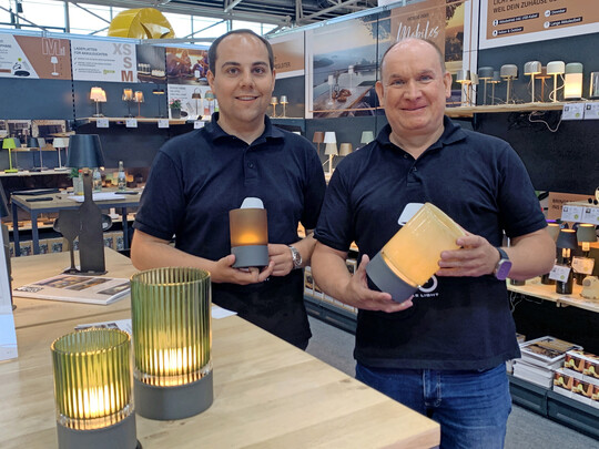 FH Lighting, Arnsberg: Marcus Jeckel und seine Kollegen brachten zum ersten TrendSet-Auftritt ihre Neuheit Go mit. Die Akkuleuchten-Serie ist als Pendel, als Tischlicht, als Standleuchte und in weiteren Varianten lieferbar. 
<a href="https://www.fischer-honsel.de "  target="_blank" >www.fischer-honsel.de </a>