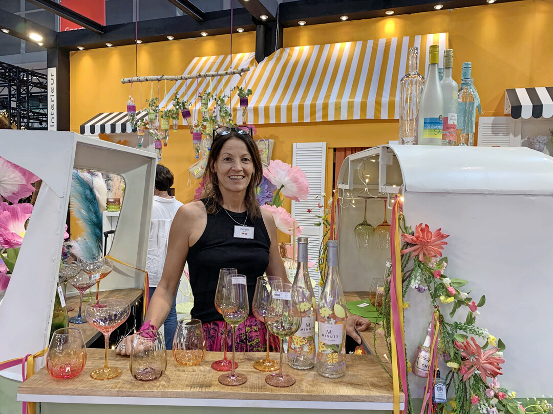 Hoff Interieur, Nrnberg: Kerstin Wolter und ihr Team hatten erste Neuheiten fr 2026 frhlingsfrisch inszeniert. 
<a href="https://www.hoff-interieur.de"  target="_blank" >www.hoff-interieur.de</a>