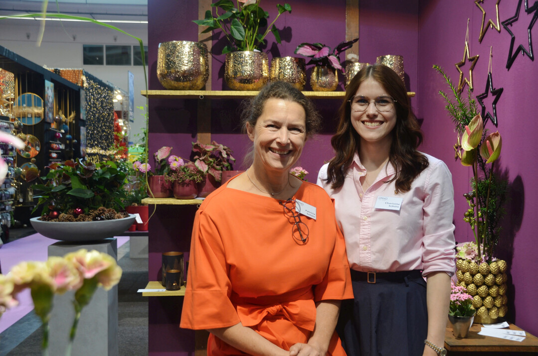 Spang, Pleidelsheim: Patricia und Charlotte Schle bilden ein gut gelauntes Mutter-Tochter-Duo und zeigten in Mnchen neue Keramikserien, die ideal auf den Bedarf im Blumeneinzelhandel abgestimmt sind. 
<a href="https://www.spang-keramik.de"  target="_blank" >www.spang-keramik.de</a>