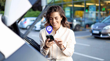 In Innsbruck knnen Anwohner freie Supermarktparkpltze nun bequem per Smartphone buchen  ein digitales Angebot von Wemolo gegen Parkdruck in dicht besiedelten Stadtteilen.