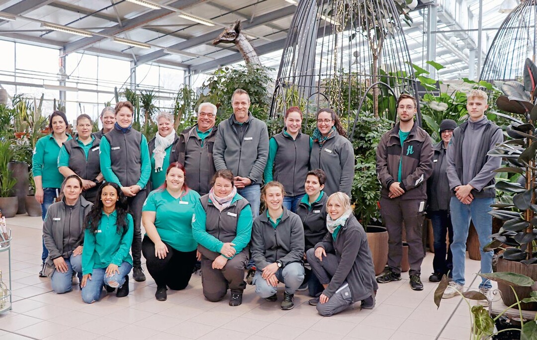 Die Hauenstein AG beschäftigt rund 180 Mitarbeitende in der Baumschule Rafz und den vier Gartencentern in Rafz, Zürich, Baar und Winterthur. Im Bild: das Team des Gartencenters in Rafz