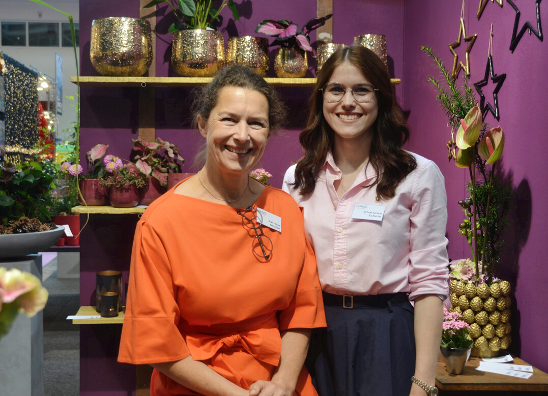Spang, Pleidelsheim: Patricia und Charlotte Schle bilden ein gut gelauntes Mutter-Tochter-Duo und zeigten in Mnchen neue Keramikserien, die ideal auf den Bedarf im Blumeneinzelhandel abgestimmt sind. 
<a href="https://www.spang-keramik.de"  target="_blank" >www.spang-keramik.de</a>