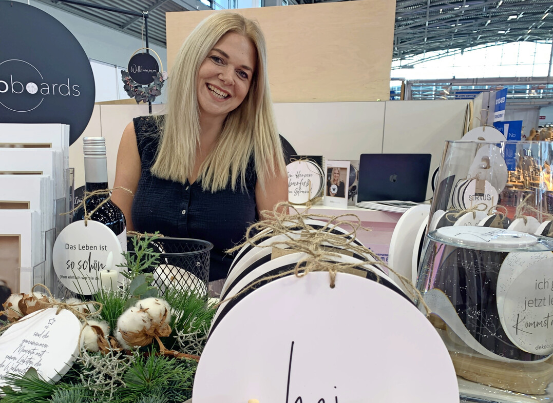 Dekoboards, Nisterberg: Der Newcomer-Bereich in Halle B6 war fr Eileen Scholl das ideale Umfeld fr ihren ersten Messeauftritt mit den charmanten Statements auf runden, wetterfesten Boards. 
<a href="https://www.dekoboards.de"  target="_blank" >www.dekoboards.de</a>
