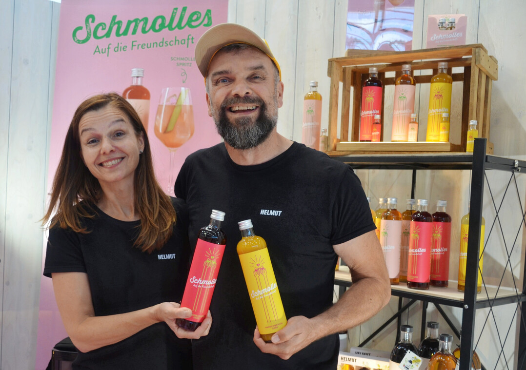 Schmolles, Hamburg: Mit Lasst uns Schmolles trinken zitieren Olina Kladensky und Markus Wei einen 200 Jahre alten Trinkspruch aus Studentenkreisen. Der fruchtig-frische Likr ist in den Sorten Rhabarber-Vanille, Himbeer-Limette und Mango-Maracuja erhltlich und schmeckt als Shot, als Spritz oder im Cocktail. 
<a href="https://schmolles.com/"  target="_blank" >schmolles.com</a>