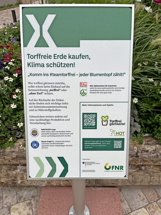 Auf Schautafeln finden Besucherinnen und Besucher der Landesgartenschau in Tal X hilfreiche Tipps zum torffreien Gärtnern und Hintergrundinformationen zur Bedeutung des Torfverzichtes für den Klimaschutz.
