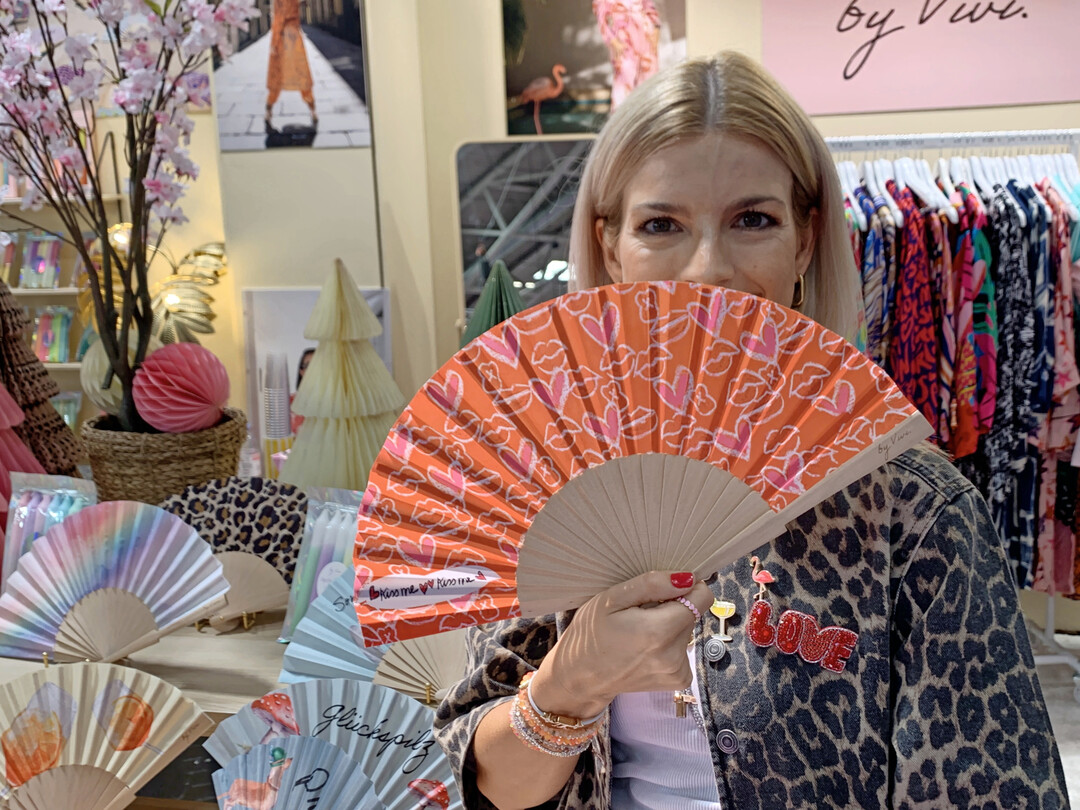 By Vivi, Mnchen: Mit Leoprint, Statementpins und glitzernden Neuheiten konnten Marketingleitung Veronika Holme und ihre Kolleginnen beim Orderpublikum punkten. 
<a href="https://www.by-vivi.de "  target="_blank" >www.by-vivi.de </a>