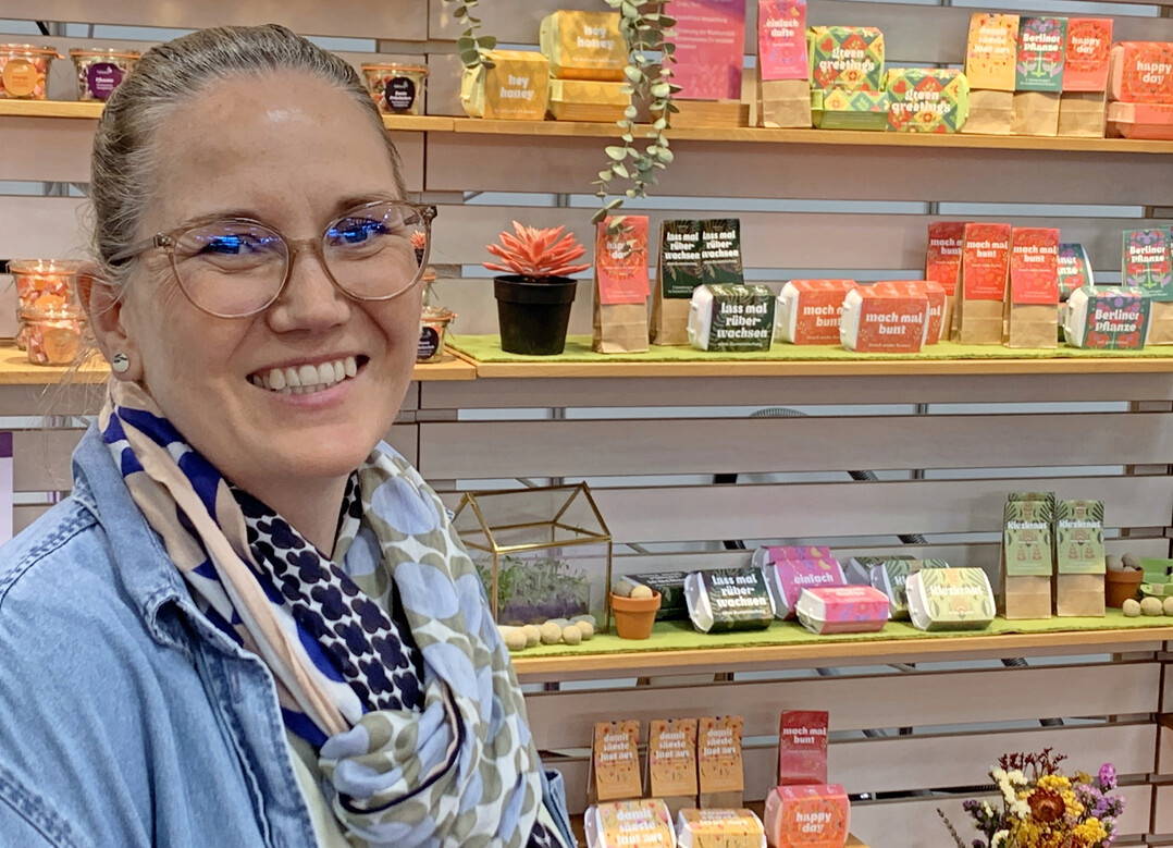 Faktura, Berlin: In den Werksttten von Faktura fertigen Menschen mit Beeintrchtigung Bonbons, Seedballs und weitere Geschenkartikel. Jana Beuthner, Kommunikation und Marketing, prsentierte die Serien erstmals auf der TrendSet. 
<a href="https://www.faktura-berlin.de "  target="_blank" >www.faktura-berlin.de </a>