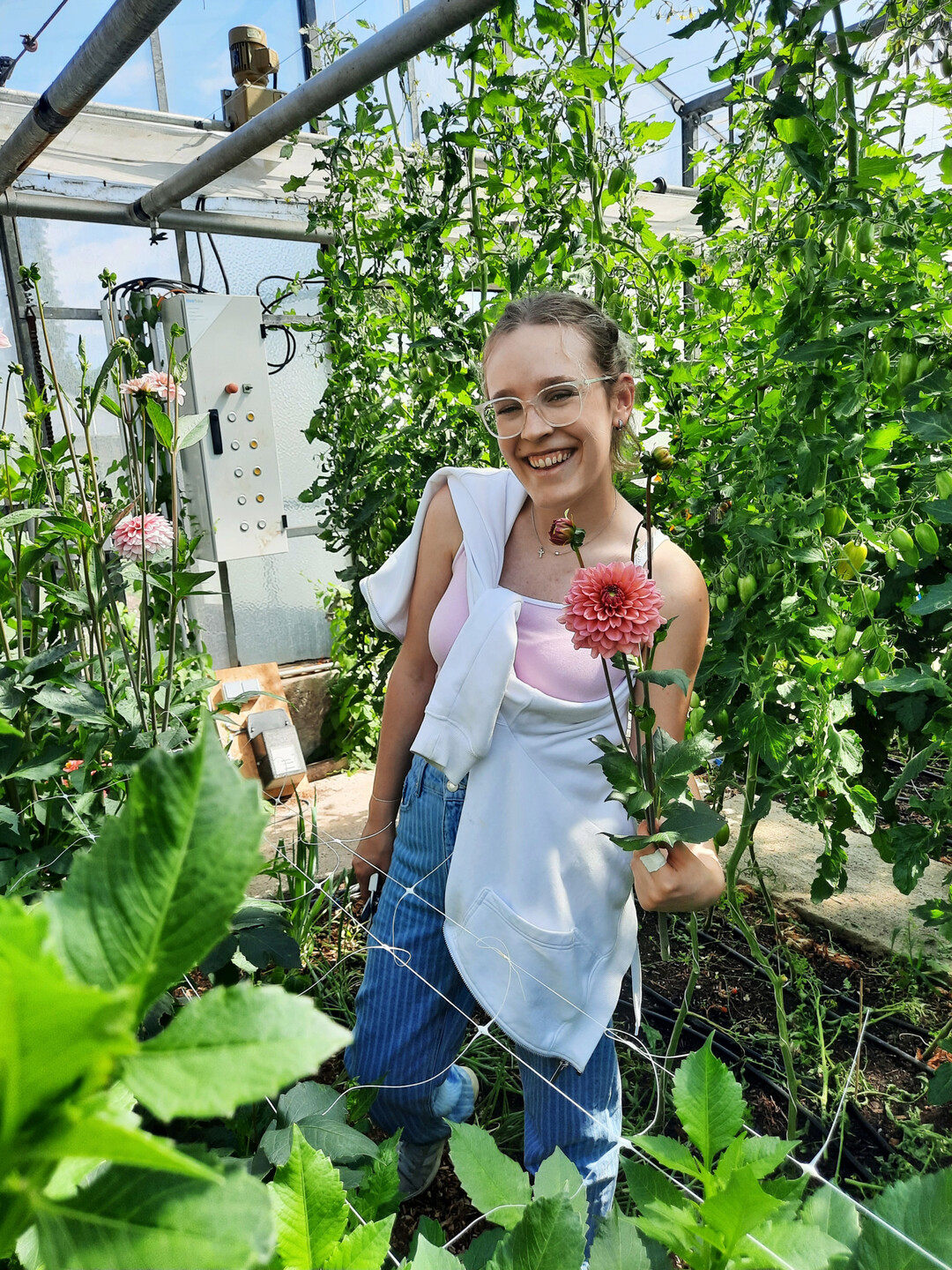 Auszubildende Leni Hanser freut sich beim Ernten ber die Blumenschtze