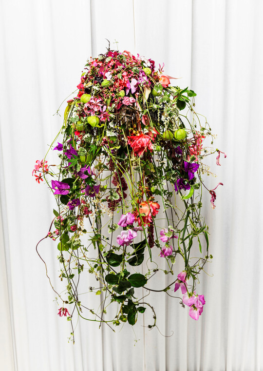 Der Moment, in dem Zeit und Raum stillzustehen scheinen: 
<b>Nicole Westermaier</b>
 steckte einen klassischen Wasserfall mit der F�lle des Sommers. Den Stiel vergoldete sie in einem Champagnerton.