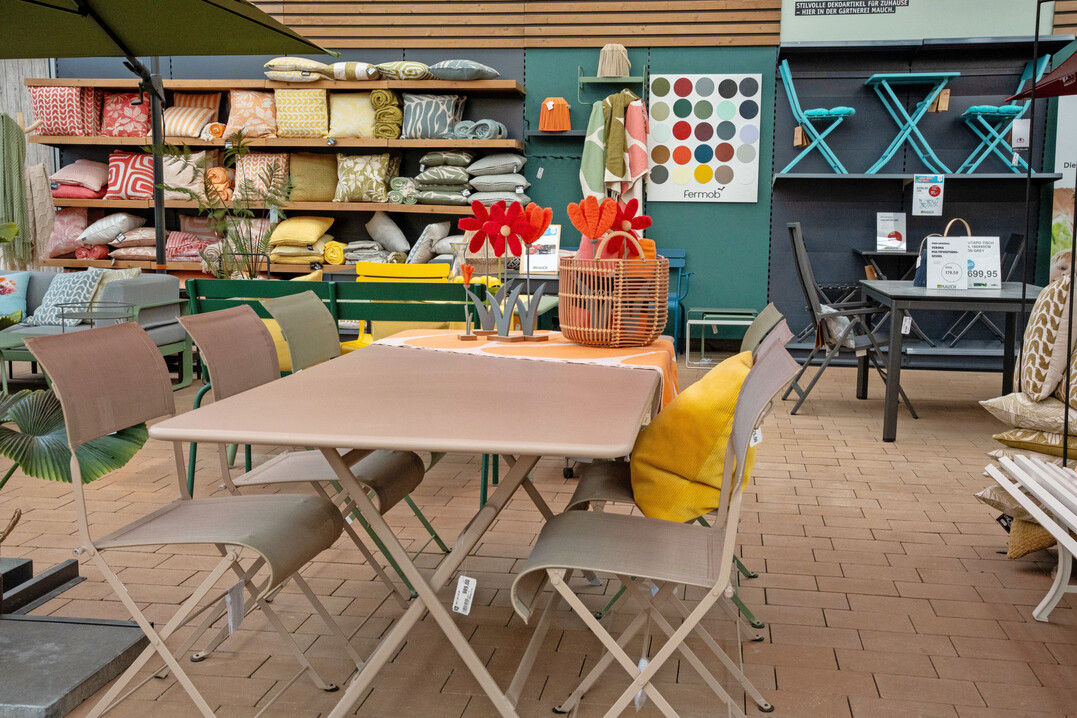 Der Platz fr die Gartenmbelausstellung wurde aufgrund von Kaufzurckhaltung verkleinert.