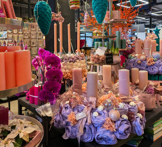 Candy-Colours: Dieses Eyecatcher-Thema richteten die Gestalterinnen bewusst in Richtung des im selben Gebude befindlichen Edekas aus, um die Menschen vom Wocheneinkauf in die Stilfabrik zu locken.
