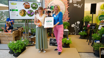 Der Verband Deutscher Garten-Center zeichnete auf der spoga+gafa gelungene Aktionen zum Leitthema der Messe: Social Gardens aus. Marie-Luise Krumbein (l.) nahm die Auszeichnung fr Regines Gartenmarkt aus den Hnden von Martina Mensing-Meckelburg, Prsidentin des VDG, entgegen.