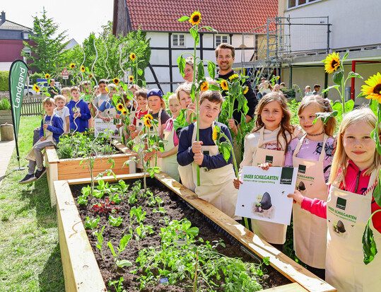 lm Rahmen des Schulgarten-Projekts legen Schülerinnen und Schüler einen eigenen Garten an und erleben selbst, wie Obst, Gemüse, Kräuter und Blumen wachsen und gedeihen.