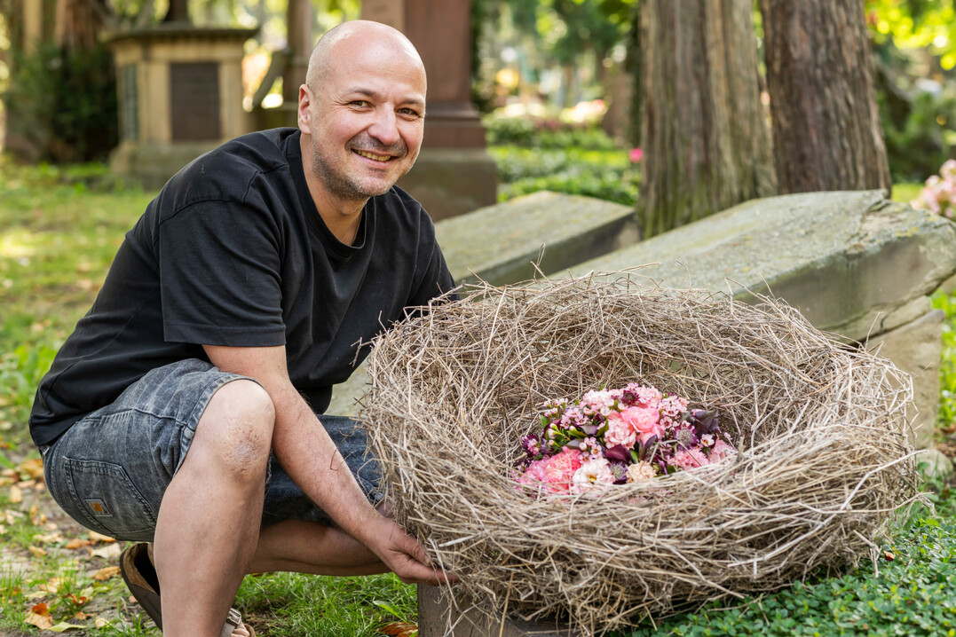 Für den dritten Teil unserer Serie gestaltete Josef Dirr florale Werkstücke zum Gedenken und Abschiednehmen.