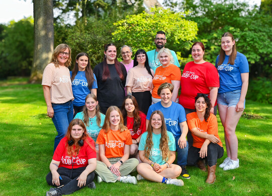 Am 16. August 2025 traten in Berlin fnf talentierte Azubi-Teams gegeneinander an. Die Finalisten gingen aus dem Vorentscheid hervor, an dem zehn Berufsschulen in ganz Deutschland teilgenommen hatten.