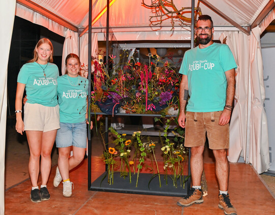 Das Gewinnerteam mit Werkstck und seinem Coach Sven Wagenbach.