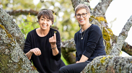 Jasmin Centner (l.) und Kirsten Faber haben vor 25 Jahren bei Gregor Lersch gearbeitet. Sie verstehen die Veranstaltung als eine Hommage an eine prgende Zeit, die ihrer beider Laufbahnen entscheidend geformt hat. 