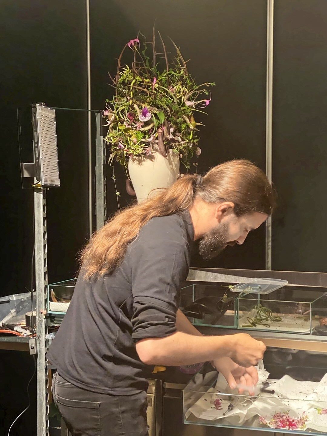 Hier entsteht gerade der florale Kopfschmuck.