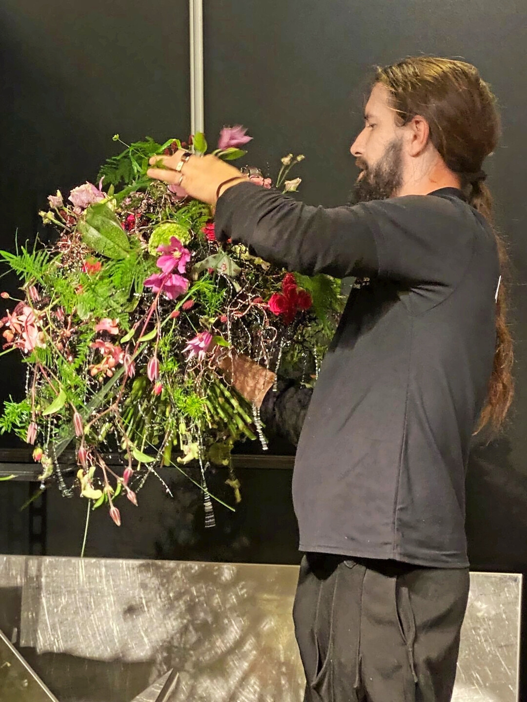 Christopher Ernst bei der Arbeit an seinem handgebundenen Bouquet insane creativity