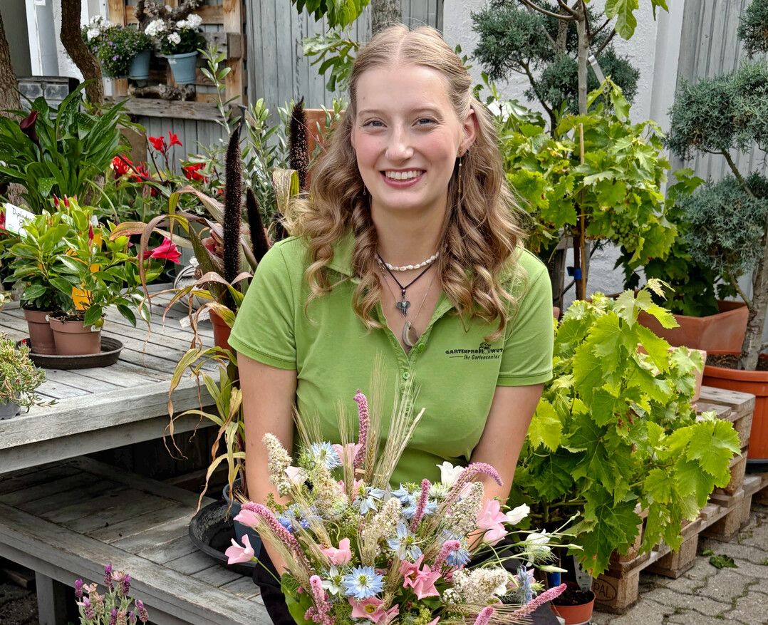Die Auszubildende Angelique Brinkmann aus dem Gartencenter Wuttig in Zinnowitz gewann zusammen mit Teampartnerin Maike Dams (nicht im Bild) den 1. Platz beim Fleurop Azubi-Cup 2025 in Berlin.