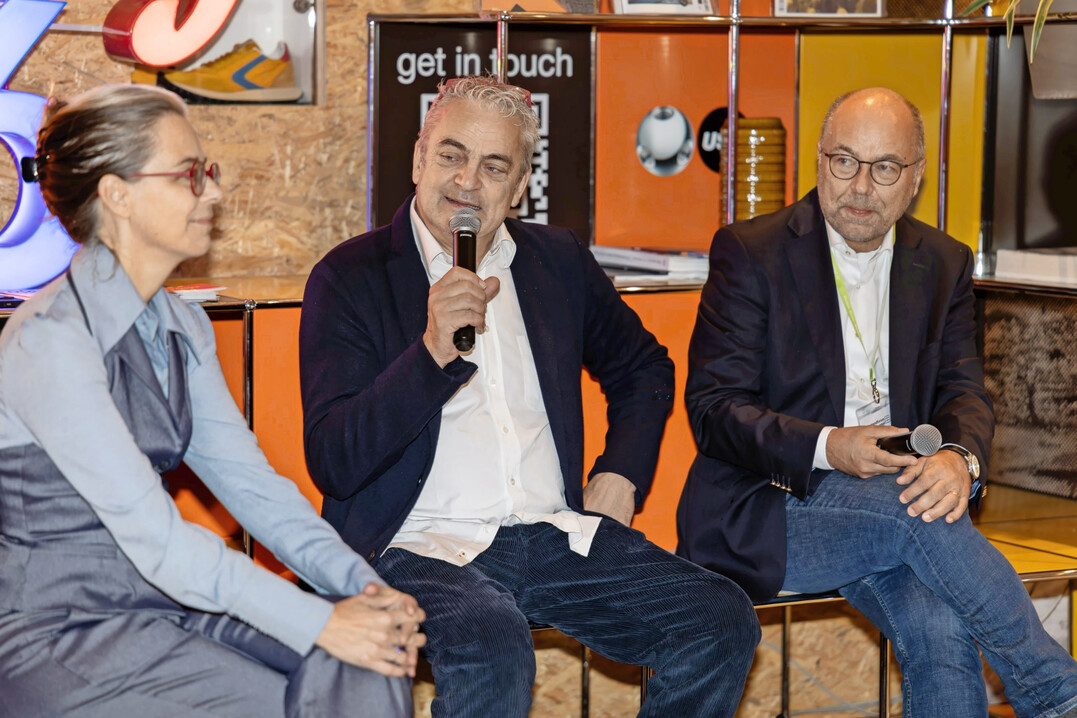 Die beiden Moderatoren Nicole Srock.Stanley (l.) und Prof. Dr. Stephan Rschen (r.) zusammen mit Daniel Schndt in der Kreativschmiede Massif Central in Frankfurt.