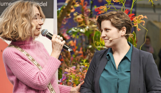 Fr den Fachverband Deutscher Floristen hat Elisabeth Schoenemann (rechts) zuletzt die Bhnenshows mit Deutschlands Meisterfloristen Josef Dirr, Lena Hartmann und Jennifer Mhlbauer im Rahmen der IPM Essen 2025 vorbereitet, koordiniert und moderiert, hier im Bild zusammen mit Nicola Fink. 