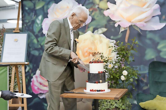 Klaus Klle beim Anschneiden der Geburtstagstorte.
