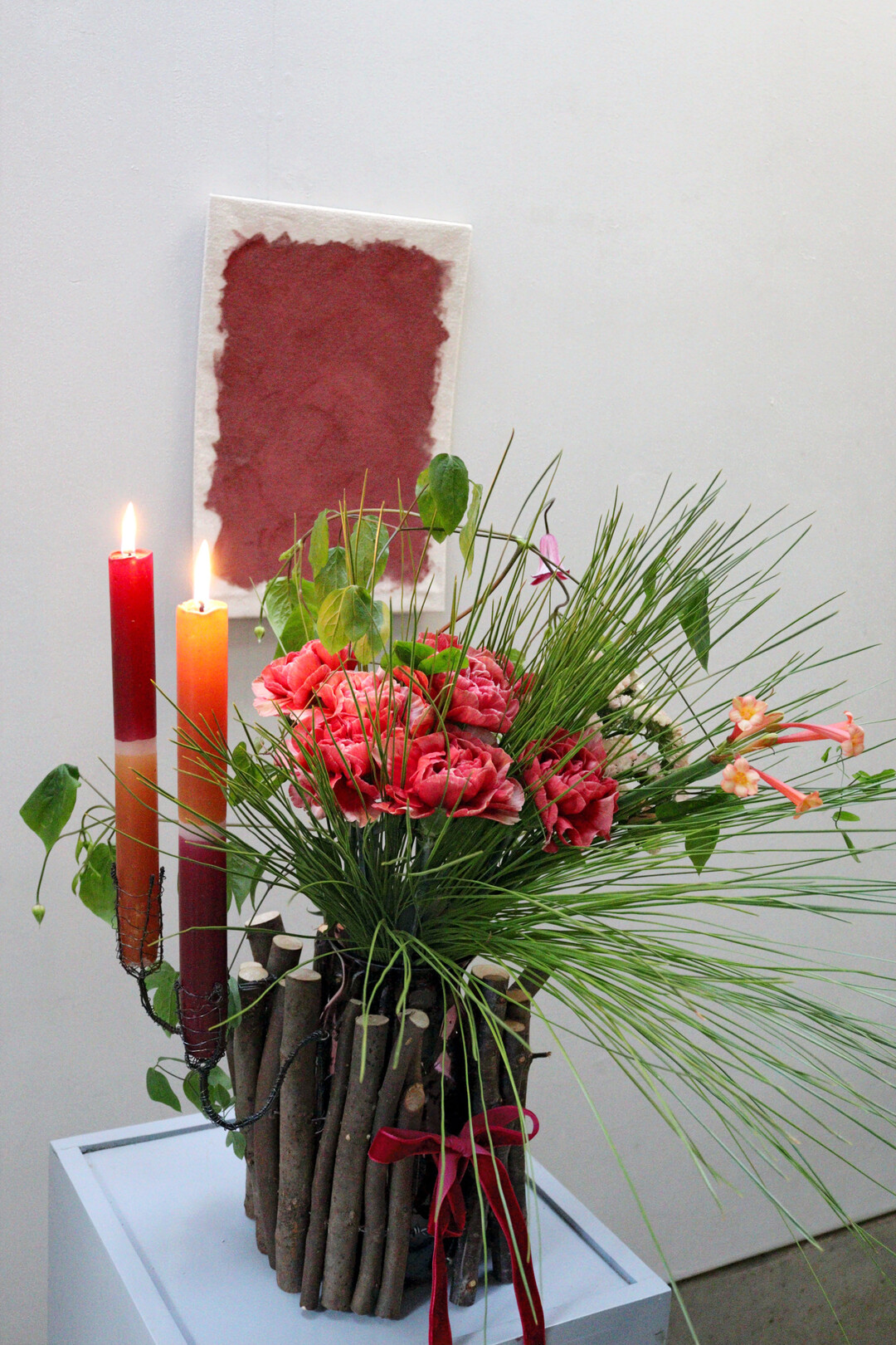 Man kann sogar einfach einen Strau� in die Vase setzen, die H�lle addiert ein gro�es Volumen dazu: Nelken, �daiyosho matsu� = 
<i>Pinus palustris</i>
, 
<i>Clematis</i>
 und 
<i>Cyrtanthus</i>
. 