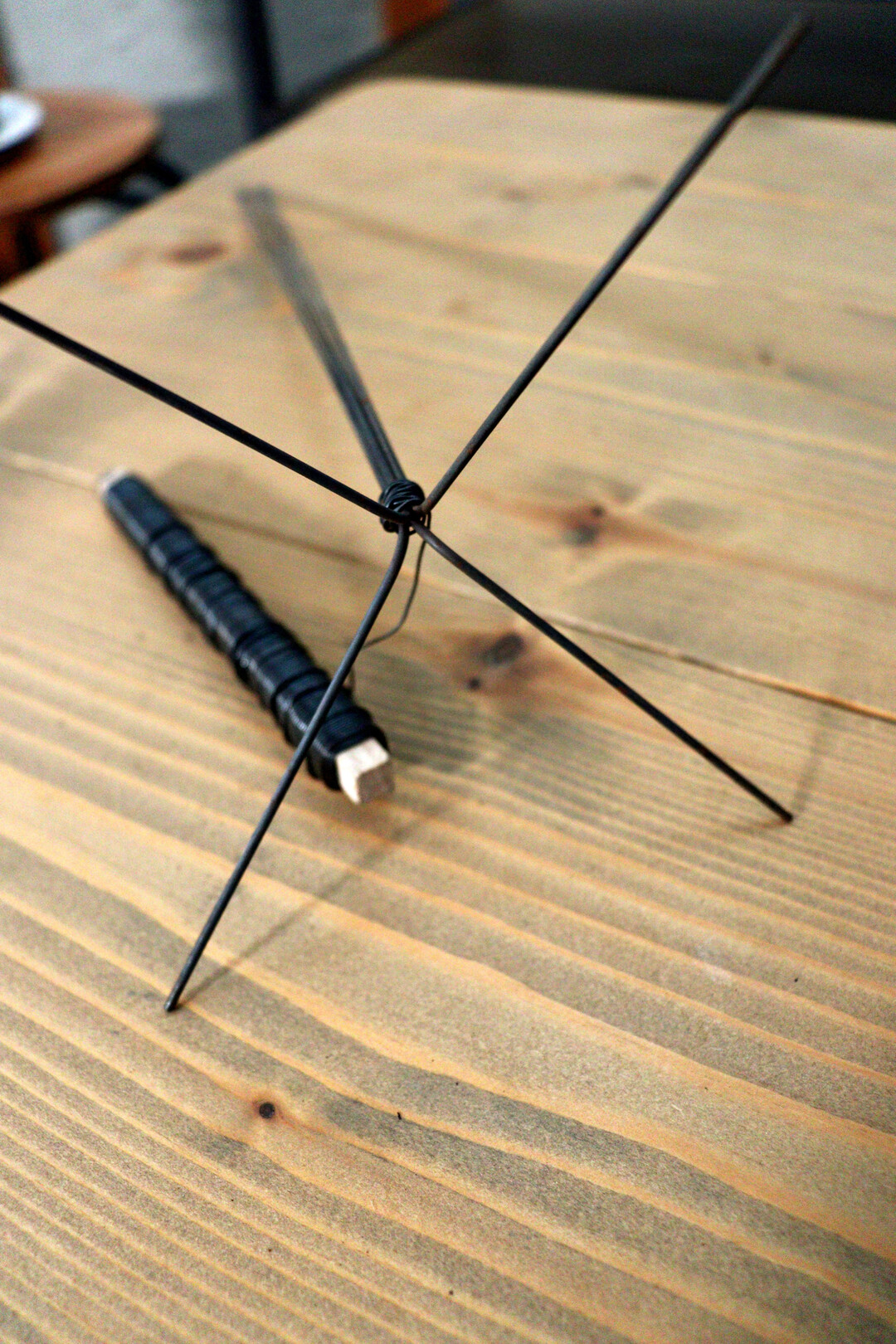 Vier Steckdr�hte in geeigneter St�rke werden mit Wickeldraht ummantelt. Das letzte Viertel sternf�rmig auseinanderbiegen.