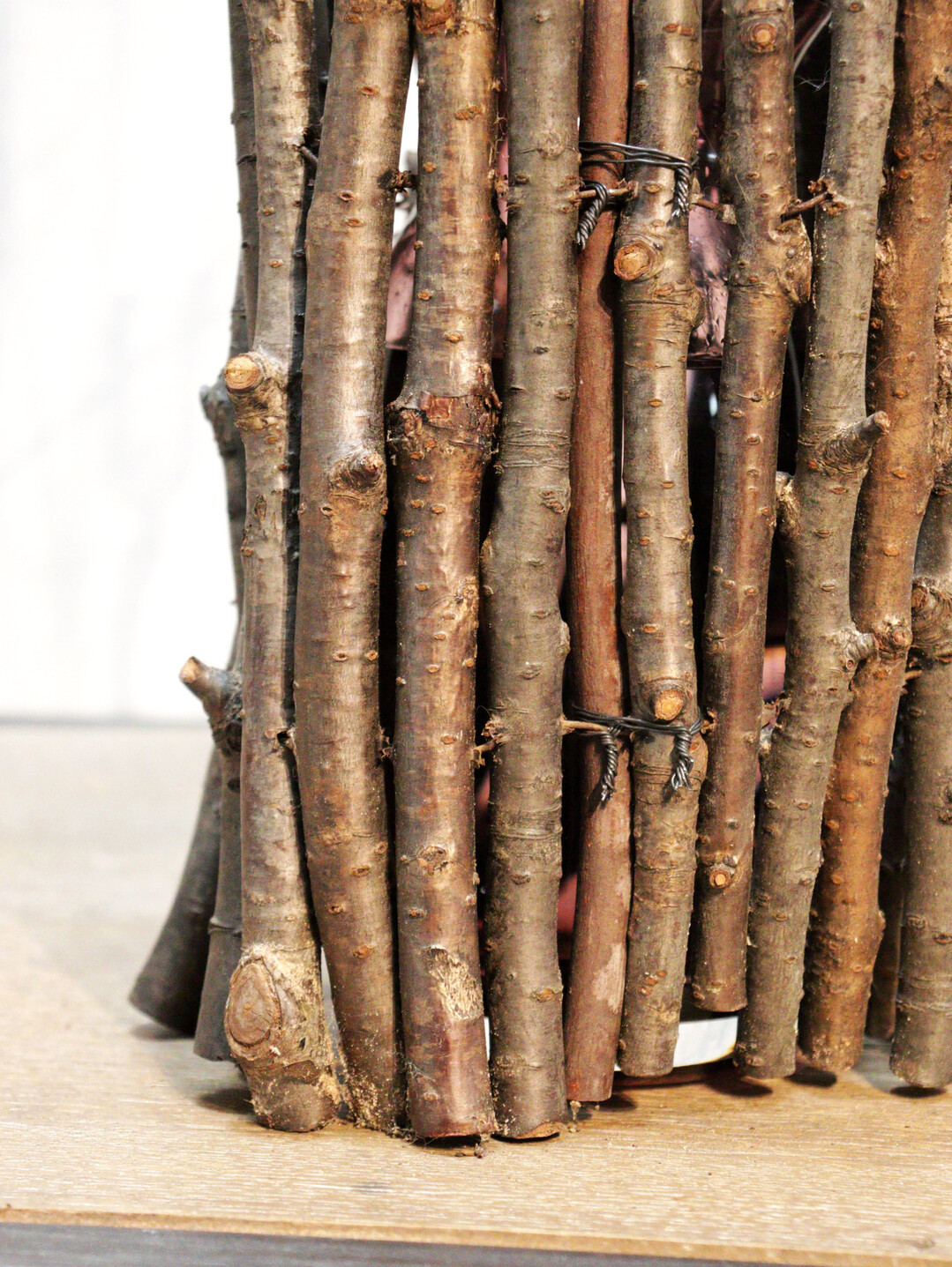 Die eingeschobenen Beine werden mit schwarzem Wickeldraht gut an den �sten verknotet.