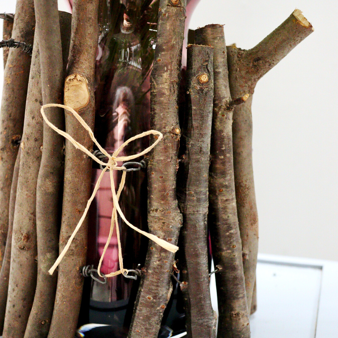 Um die H�lle zu verschlie�en, empfehle ich, �sen aus den Drahtenden zu drehen. Diese werden dann wie hier z.B. mit Papierdraht oder �hnlichem verschn�rt.