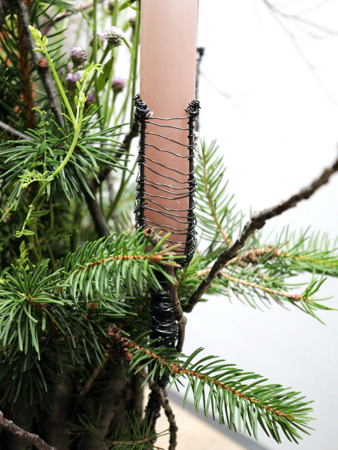 F�r die Kerzen habe ich mich f�r handgemachte Halterungen aus Wickeldraht entschieden, wie sie von Gregor Lersch entwickelt wurden.