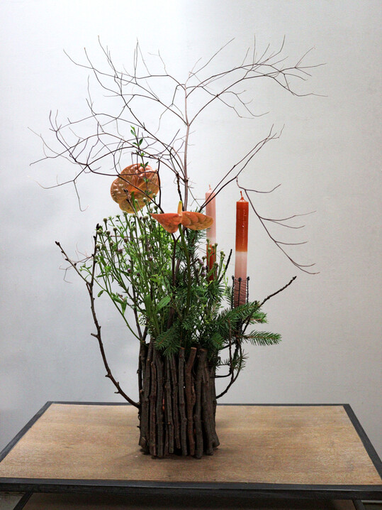 Japanisch schlicht: Anthurien, Fichte und �himehigodai� = 
<i>Saussurea pulchella </i>
oder auch Schneelotus. 