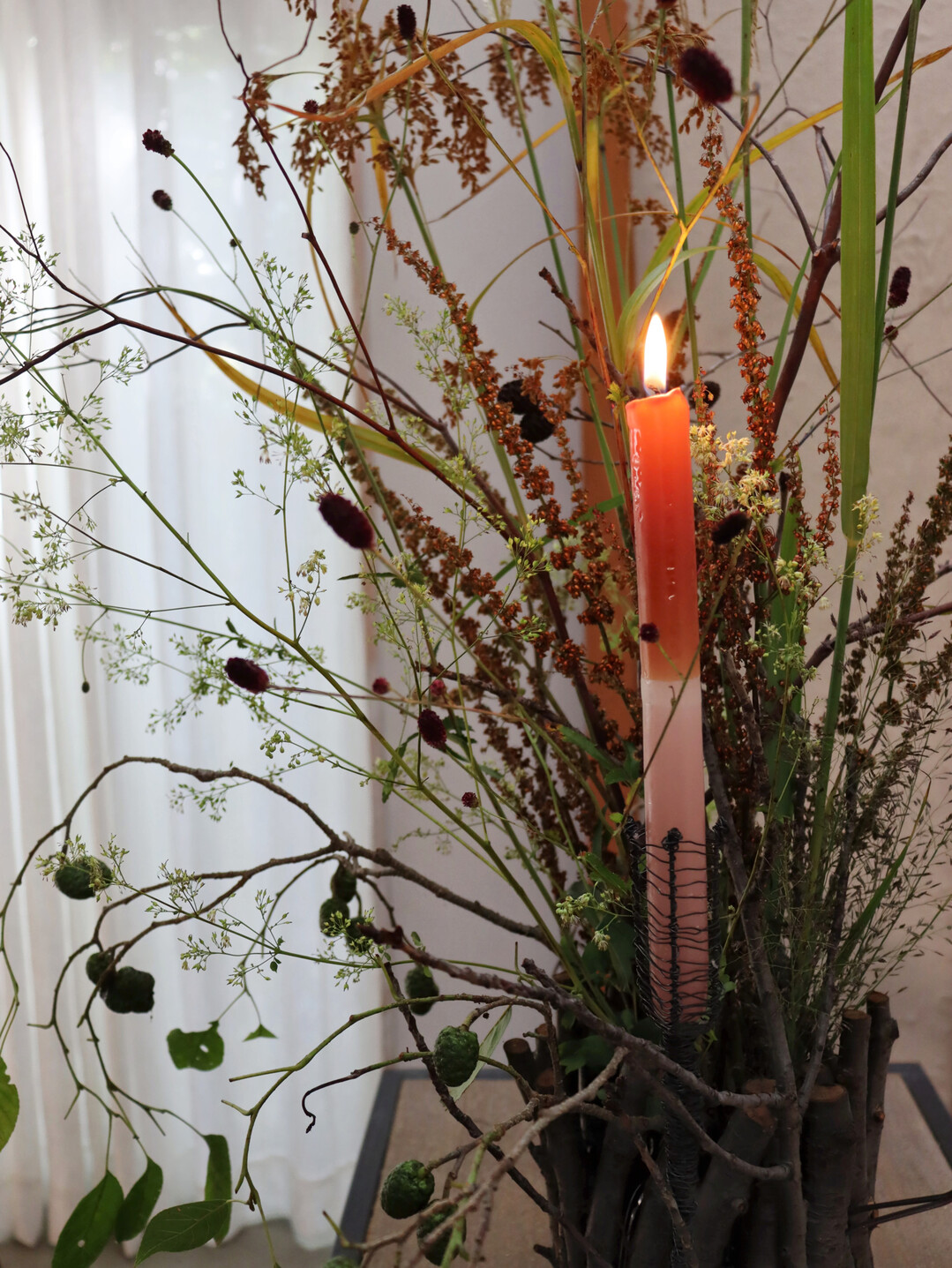 Jede F�llung bringt eine neue Atmosph�re, jede addierte Kerzenfarbe eine andere Stimmung. Das Thema hat eine gro�e gestalterische Bandbreite. Und manchmal stelle ich mir vor, wie wohl eine Galerie mit den verschiedensten floralen M�nteln, H�llen und Capes aussehen k�nnte.