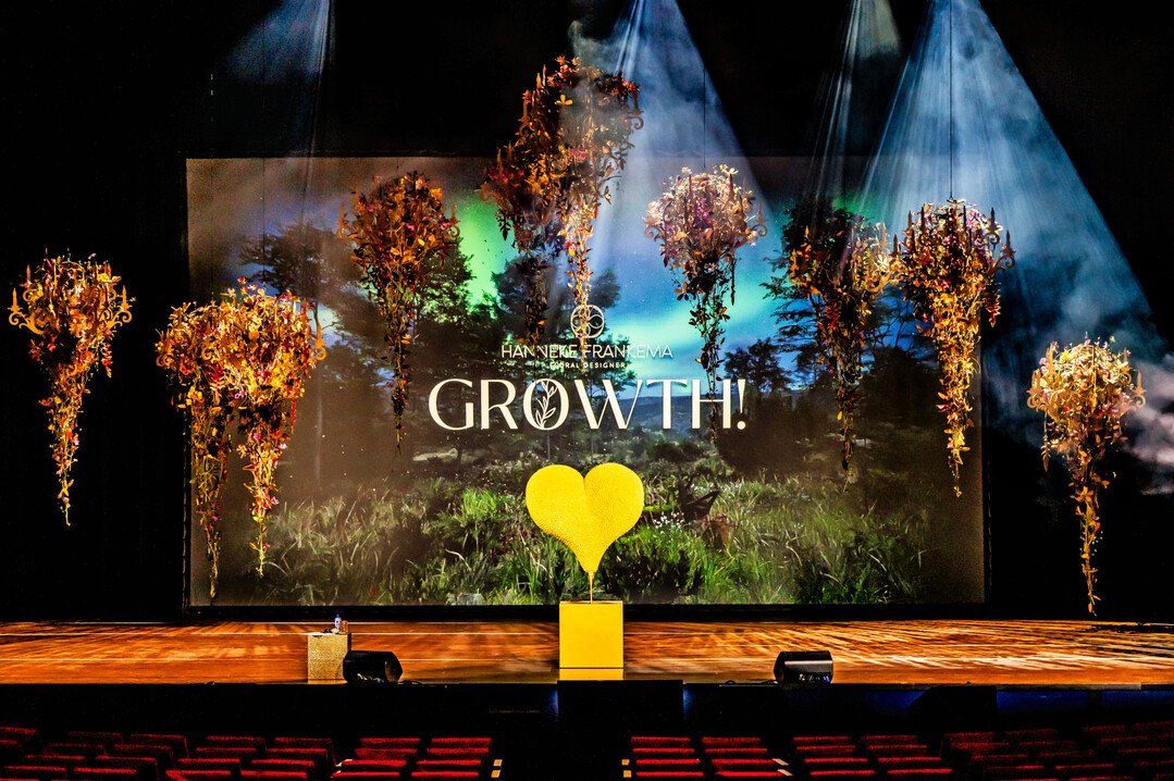 Unter dem Titel „Growth!“ präsentierte Hanneke Frankema keine klassische Vorführung floraler Werkstücke, sondern eine emotionale Bühnenshow.