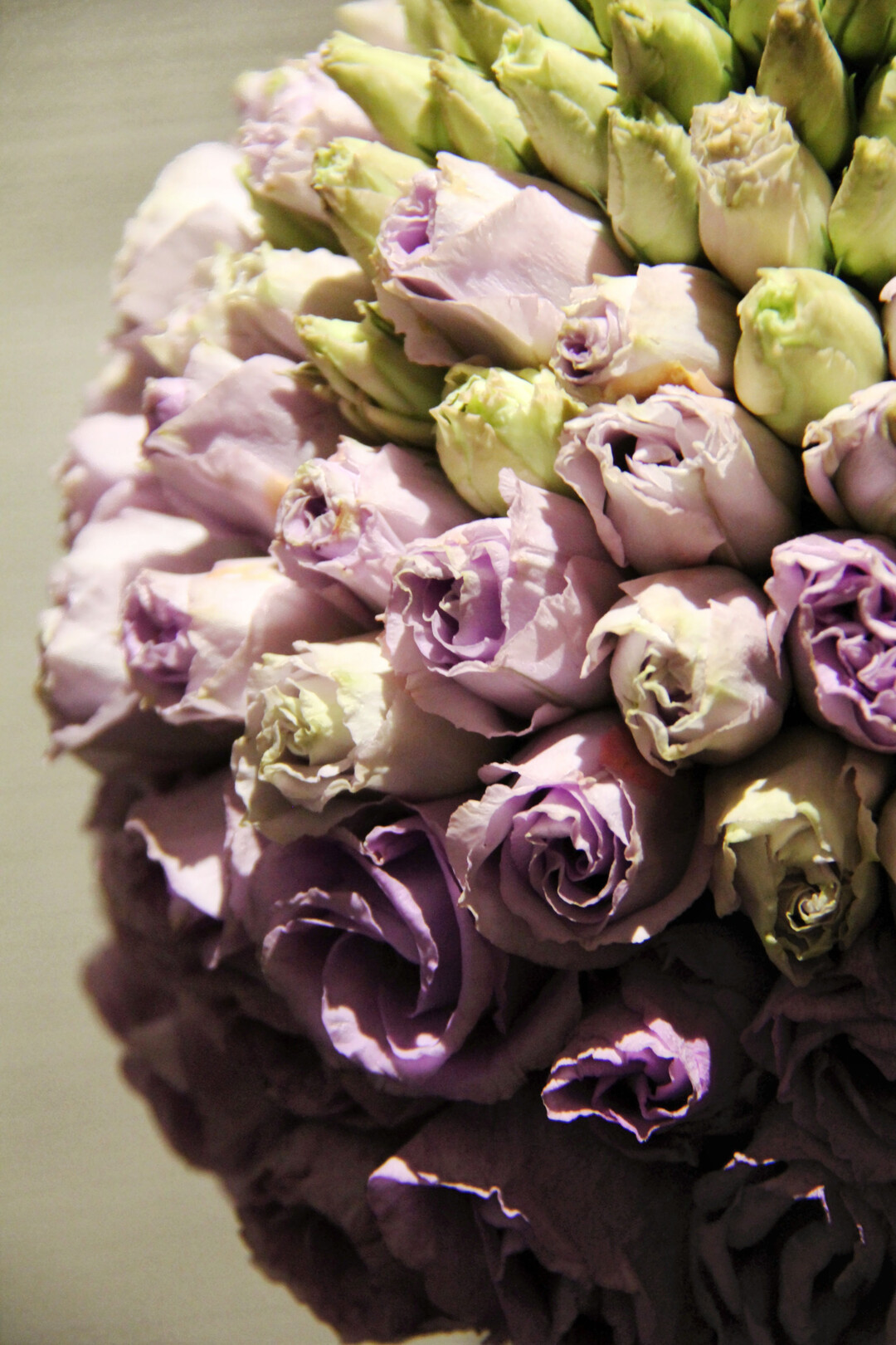 Blüten im Vergleich mit Laubblättern verdunsten aufgrund fehlender Spaltöffnungen nur wenig Wasser. Ein gelegentliches Übersprühen des Brautschmucks gewährleistet auch bei warmem Wetter und einem schattigen Aufbewahrungsort eine mehrtägige Haltbarkeit.