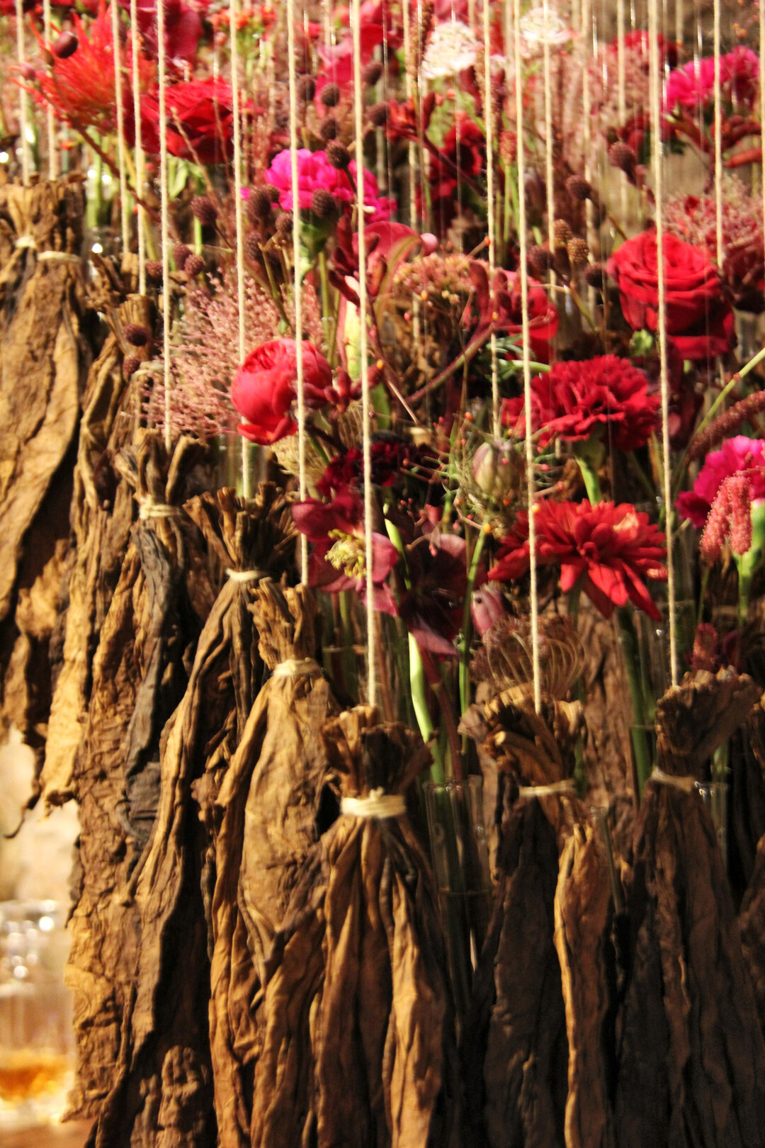 Im Begleittext findet sich: „Dunkle und getrübte Töne von Rot und Rotviolett dominieren den Anfang der Komposition. Die Farben repräsentieren Trauer, Schmerz und das Gefühl der Ausweglosigkeit, die viele Menschen in dieser Zeit erlebten. Der Übergang zu Rot-Orange-Farben markiert einen Wendepunkt – ein Zeichen der Hoffnung. Dieser Teil steht für die Leidenschaft, Energie und die Kraft des Wandels.“ Der Duft der getrockneten Tabakblätter gab der Arbeit eine besondere, fast spirituelle Note.