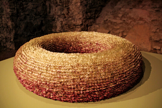 <b>Géraldine Lang</b>
hat einen Trauerkranz aus
<i>Dodonea</i>
-Samenständen gestaltet. Der Samenstand ist dreiteilig. Sie hat die Zweige getrocknet und abgeschüttelt, was nicht selber herabfiel, wurde abgepflückt. Sie erzählt: „Ich habe mit meinen Freundinnen 100 bis150 Stunden die Samenstände sortiert. Es gab am wenigsten Rosa, deshalb haben wir damit angefangen.“ Die Samen sind mit Bausilikon auf einem Styroporkranz fixiert.