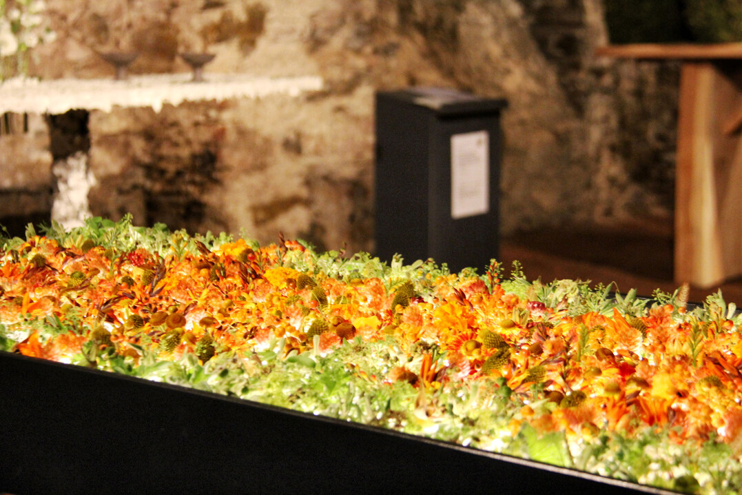 Der Tintenfleck in der Themenarbeit von
<b>Delphine Engstfeld</b>
war ausnahmslos in Tintenfässer gestellt, die von einem beleuchteten Tisch umfasst waren.