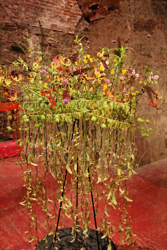 Zarte schwebende Gefäßfüllung in hängenden Glasgefäßen von
<b>Nicole Lackner</b>