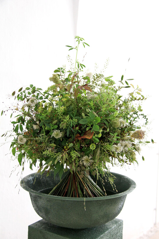 Alle Floralien waren im Strauß von
<b>Ladina Vondrasek</b>
ausschließlich gesammelt. Der Strauß selbst ist sehr strukturiert. Wenn die Farben eng aufgefasst werden, fallen die Texturen im Werkstück stärker auf.