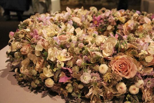 Zarter, in aufgehellten Farben gesteckter Kranz von
<b>Kevin Wieland.</b>