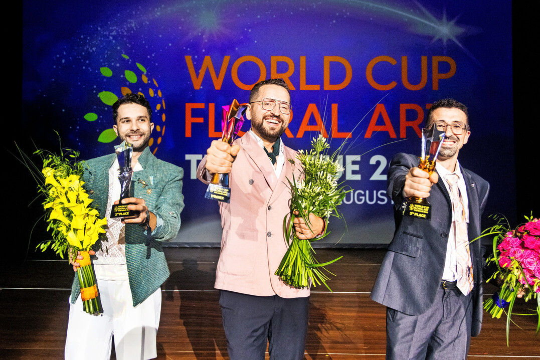 Tomasz Max Kuczynski aus Polen wurde in Den Haag zum Weltmeister der Floristik gekrönt. Eine großartige Anerkennung für eine beeindruckende Karriere als Florist und Lehrer. Silber ging an Gábor Nagy (l.) aus Ungarn, Bronze an Frédéric Dupré (r.) aus Frankreich.