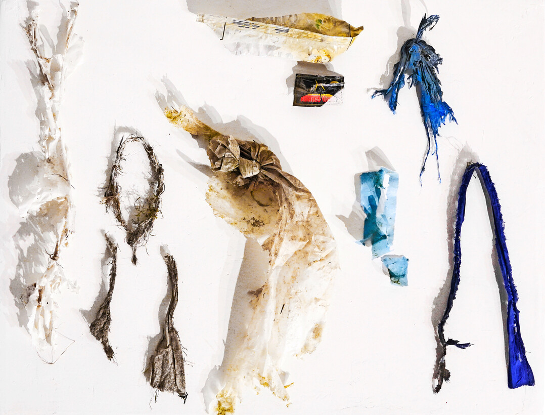 Eine Auswahl unseres Zivilisationsmlls, sauber kuratiert auf einem kleinen Podest daneben. Die Installation regt zum Nachdenken an. 