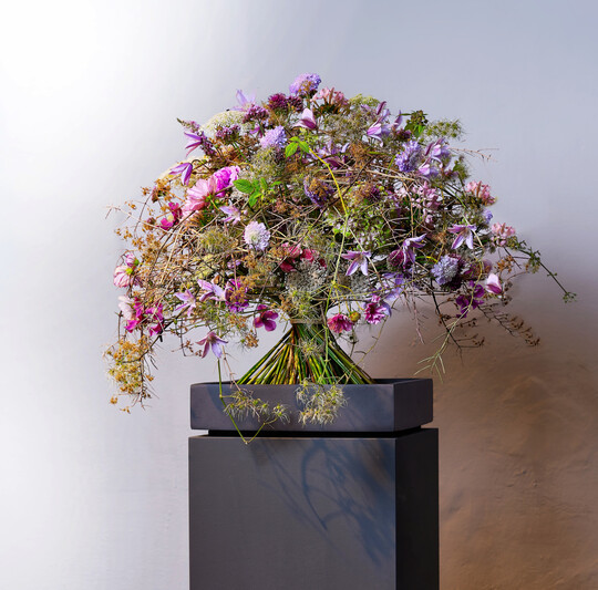 Elisabeth Schlierf hat sich bei ihrem Meisterstrauß für einen der, mittlerweile schon berühmten AoF-Sträuße entschieden. Ihr Augenmerk richtete sich vor allem auf eine perfekte Umrißform. Was ihr sichtlich gelungen ist.