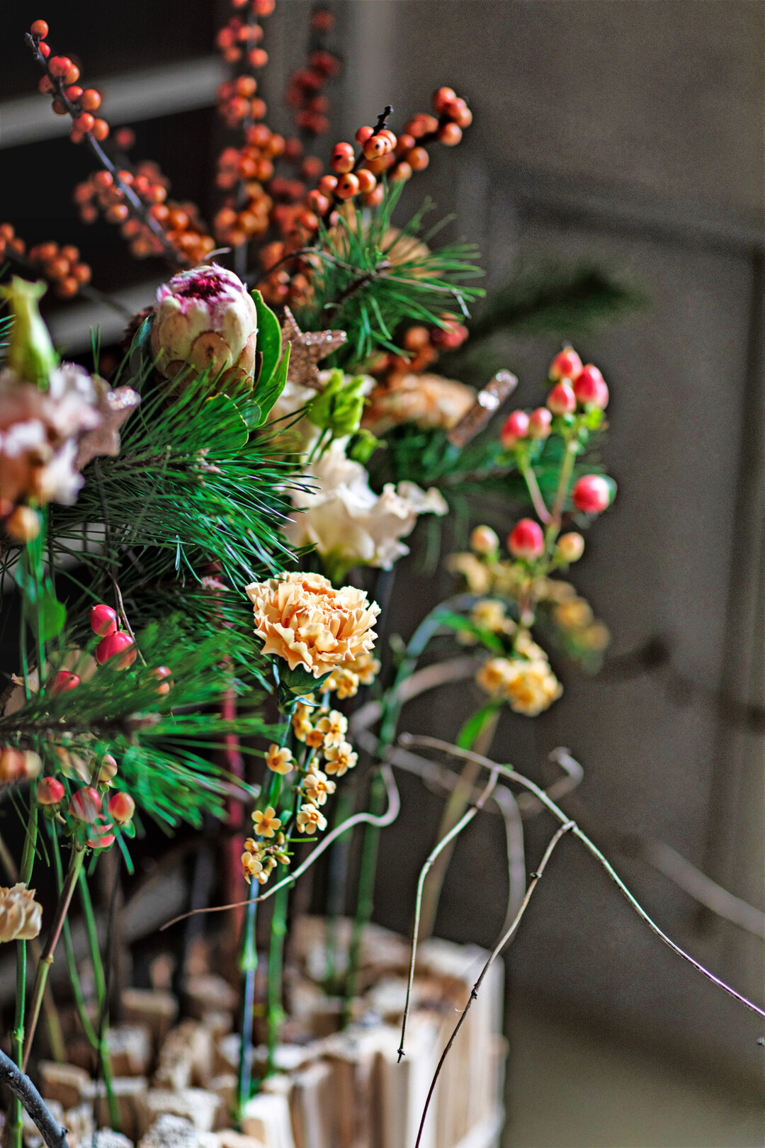 Winterliche Werkstoffe, wie 
<i>Ilex</i>
, 
<i>Protea</i>
 und 
<i>Euphorbia,</i>
 sind mit Wasser versorgt und knnen beispielsweise eine Theke schmcken.