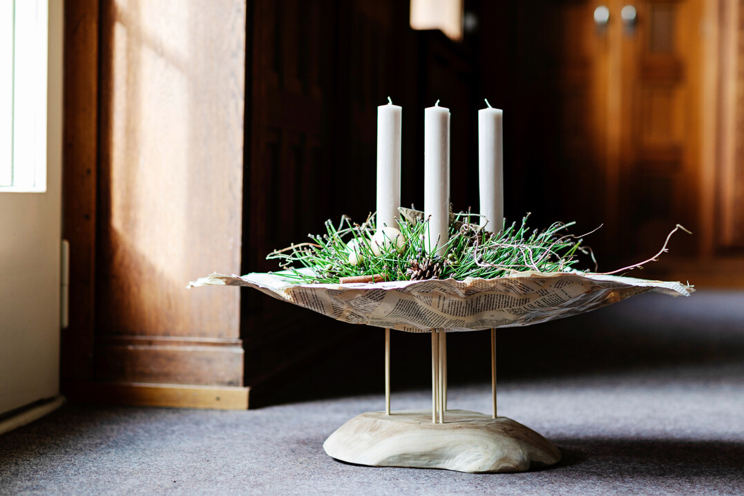 Winterzeit ist Lesezeit: Die schwebende Schale aus Buchseiten wurde mithilfe von Leim und einer Negativform gefertigt. Die Stbe der Kerzen tragen die Schale mit. So ein Werkstck funktioniert nur, wenn man genau plant und misst. Dieses Werkstck wre ebenfalls fr einen Tresen oder einfach auf einem Sideboard denkbar.